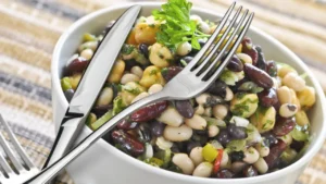 Explosão de Sabores: A Irresistível Salada de Feijão Denso